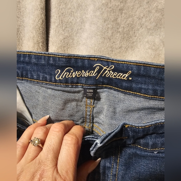 Universal Threads Plus Size Jeans - Picture 4 of 5